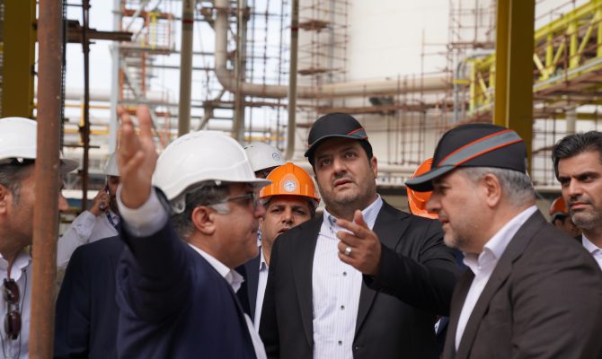 علی صادقی طی بازدید میدانی از سایت‌های شرکت‌های پتروشیمی زیرمجموعه هلدینگ پتروفرهنگ در عسلویه، در جریان فعالیت، پیشرفت پروژه‌ها و همچنین مسائل و چالش‌های شرکت‌ها قرار گرفت و تصمیمات لازم برای تسریع در تکمیل پروژه‌ها و افزایش بهره‌وری در سایت‌های تولیدی را اتخاذ و ابلاغ کرد.   به گزارش روابط‌عمومی مو ...