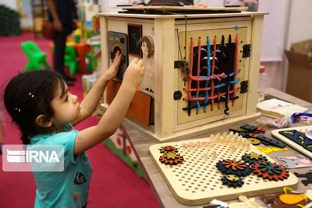 به نقل از از خبرگزاری ایرنا؛ وزیر آموزش و پرورش گفت: از طراحی و تولید اسباب‌بازی‌هایی متناسب با ذائقه بچه‌ها و فناوری‌های جدید و مبتنی بر دیدگاه‌های خانواده و منطبق با اهداف تربیتی حمایت می‌کنیم و در این زمینه کانون پرورش فکری کودکان و نوجوانان دارای مسئولیت‌های نظارتی، حمایتی و هدایتی است. به گزارش ...